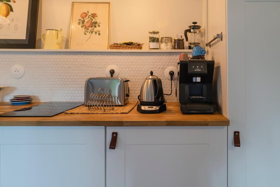 Coffee/tea facilities, Kitchen or kitchenette, Living room, Seating area, stove, toaster, kitchen
