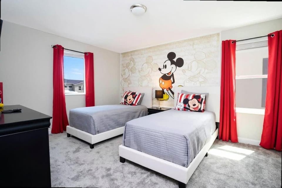 Marvelous 7Bd/5Ba Family Friendly w/ GameRoom & Pool Close to Disney 1201 House in Four Corners