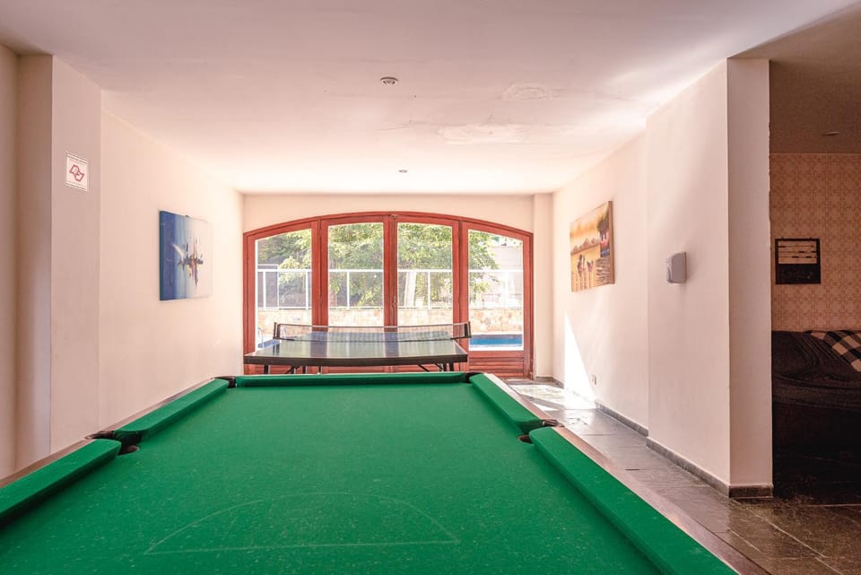 Billiard, Game Room