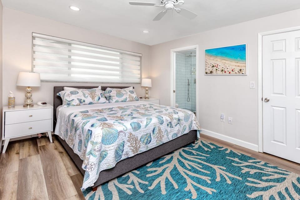 Tarpon House Private Heated Pool, 5 min to Beach Villa in Tarpon Springs