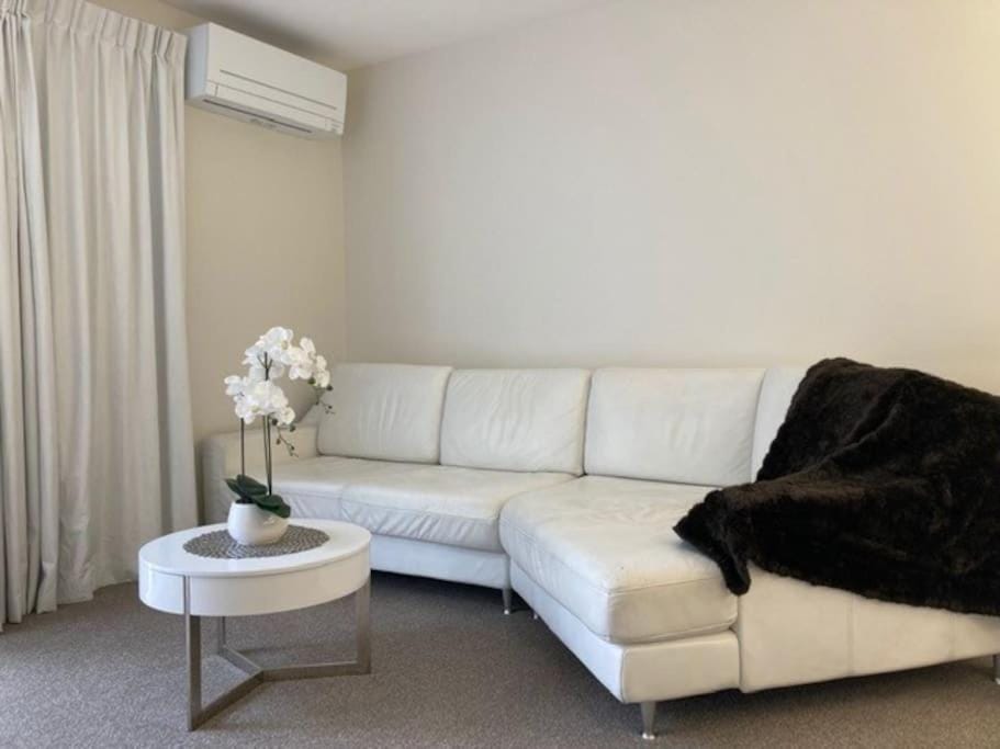 Living room, Seating area, air conditioner