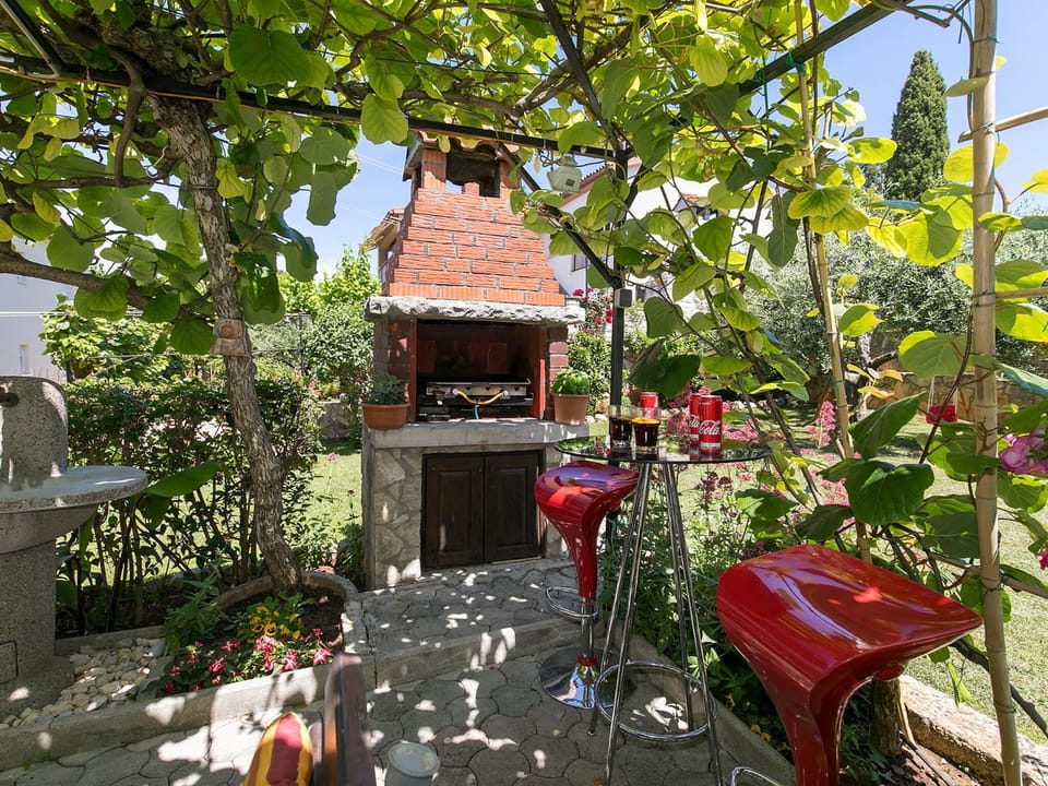 Patio, BBQ facilities