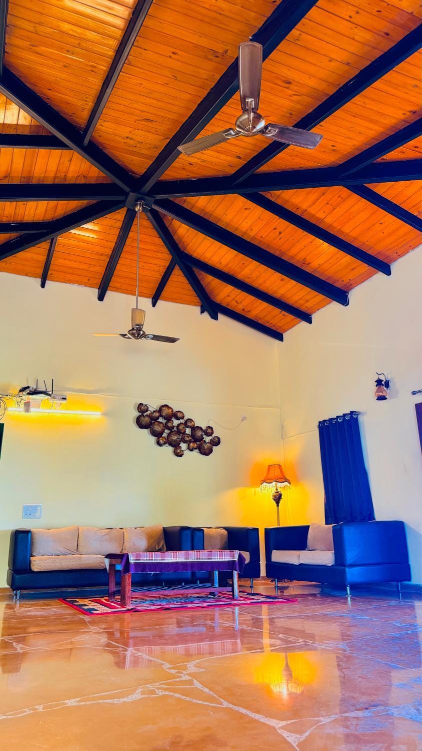 EZE NOF - A hilltop villa with 360º water view Villa in Maharashtra