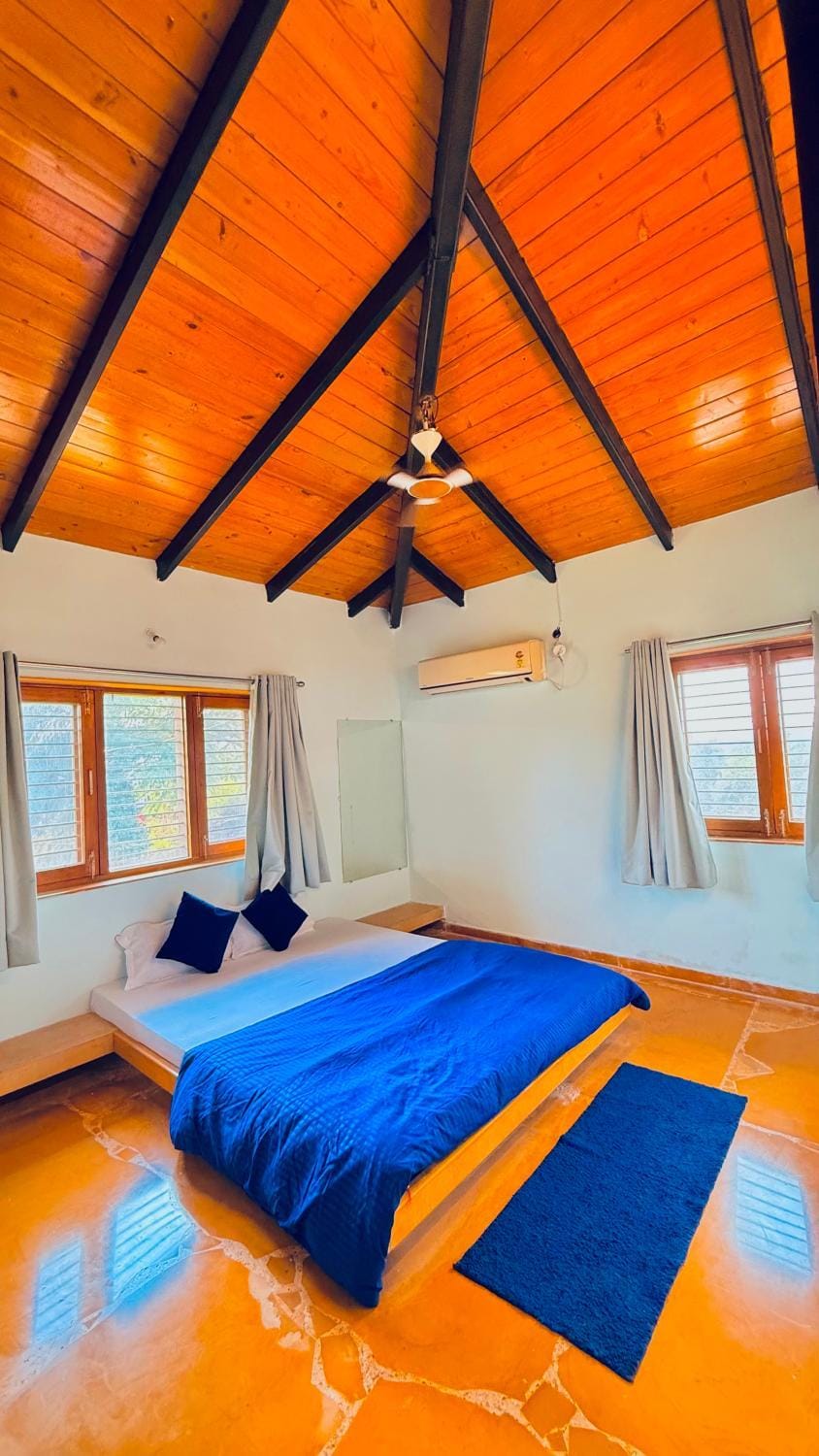 EZE NOF - A hilltop villa with 360º water view Villa in Maharashtra
