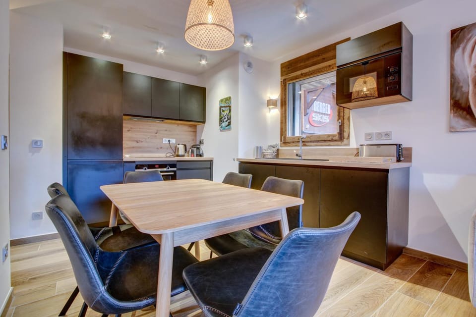 Kitchen or kitchenette, Dining area, kitchen