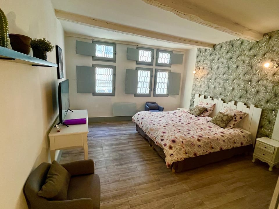 Bed, TV and multimedia, Photo of the whole room, Bedroom
