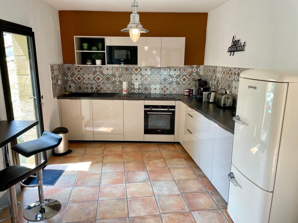Kitchen or kitchenette, Dining area, dishwasher, oven, pet friendly, stove, toaster