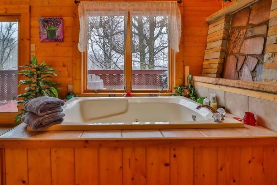 Snuggle Bug by Beyond Expectations w Hot Tub House in Pittman Center