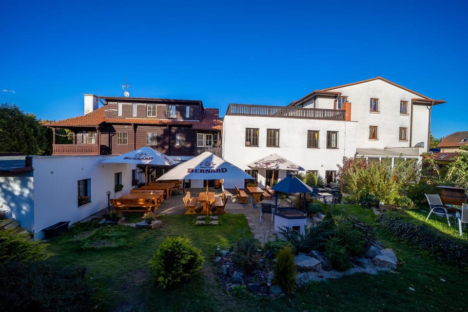 Property building, Restaurant/places to eat, Garden, Balcony/Terrace, Garden view