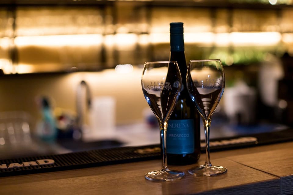 Restaurant/places to eat, Lounge or bar, Alcoholic drinks