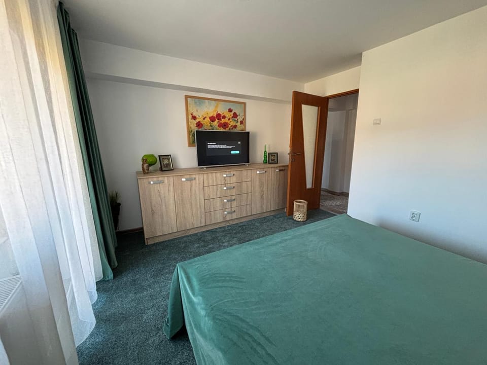 Bed, TV and multimedia, Bedroom