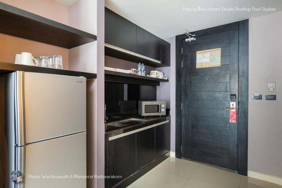 Kitchen or kitchenette, minibar, oven
