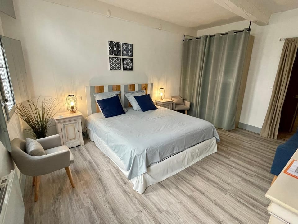 Bed, Living room, Photo of the whole room, Bedroom