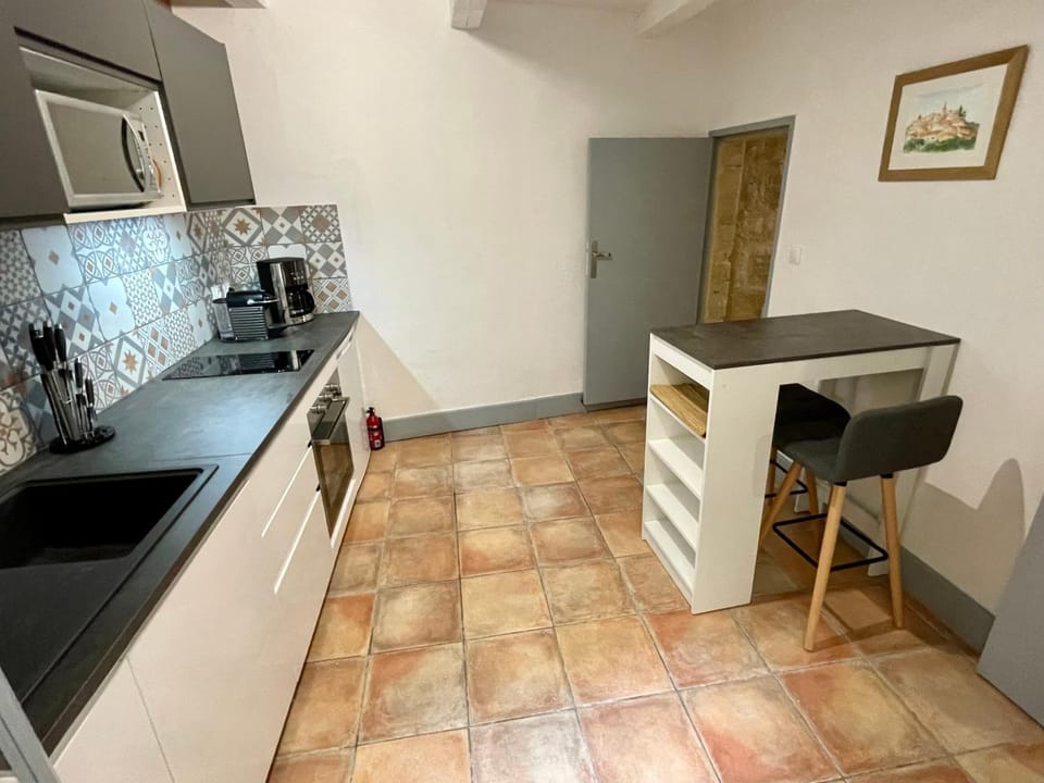 Kitchen or kitchenette, Dining area, dishwasher, oven, pet friendly, stove