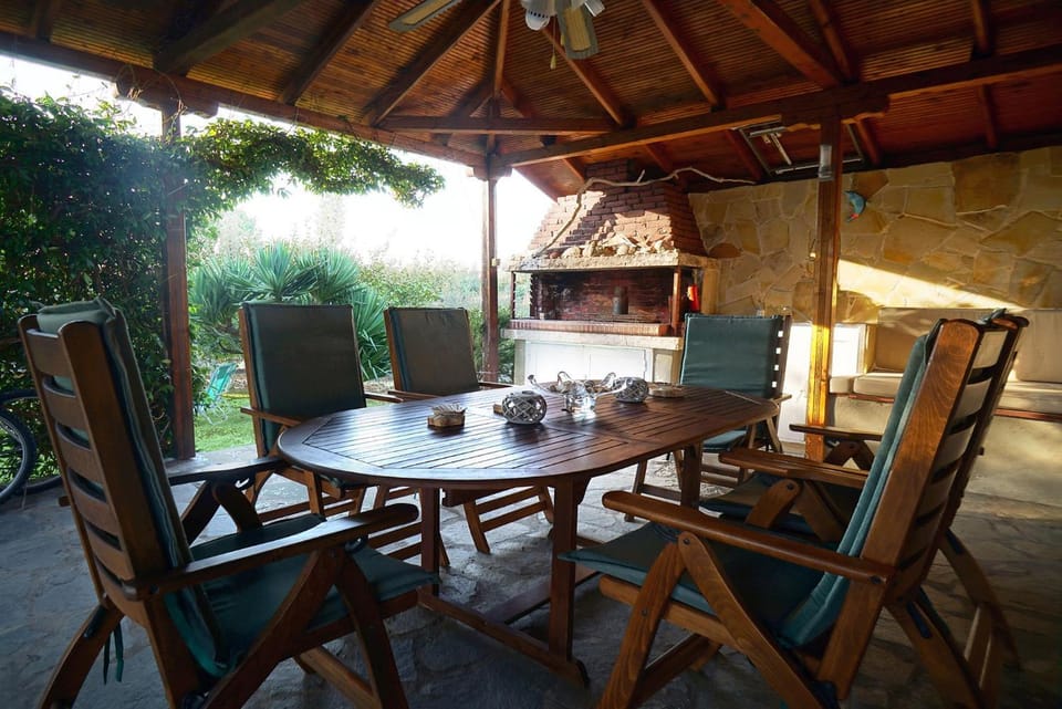 Restaurant/places to eat, BBQ facilities, Balcony/Terrace, Dining area, Inner courtyard view