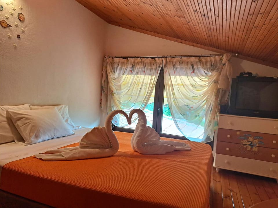 Bed, Evening entertainment, Bedroom