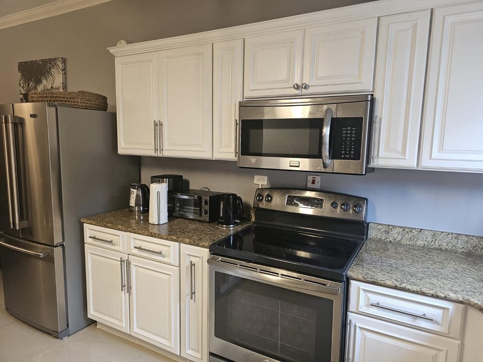 Coffee/tea facilities, oven