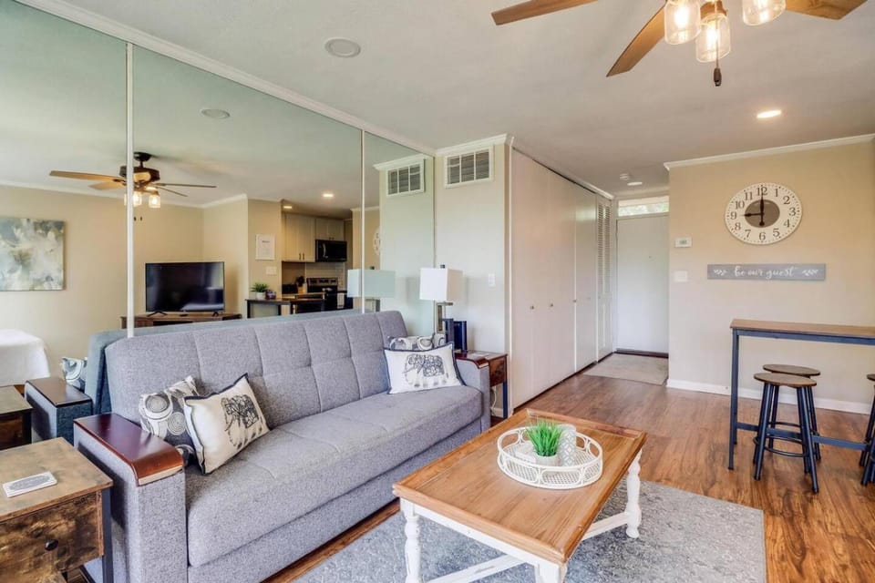 Lakeside Villa - Quite Location, walk to the Country Club Apartment in Diamondhead