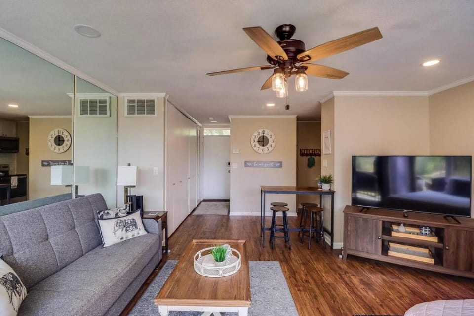 Lakeside Villa - Quite Location, walk to the Country Club Apartment in Diamondhead