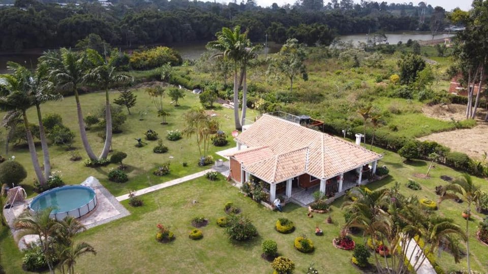 Hermosa Cabana con bonito Jardin y piscina en la Mesa de los Santos Chalet in North Santander, Colombia