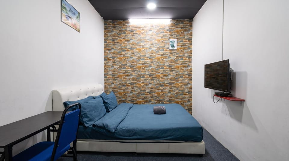 Bed, TV and multimedia, Photo of the whole room, Bedroom