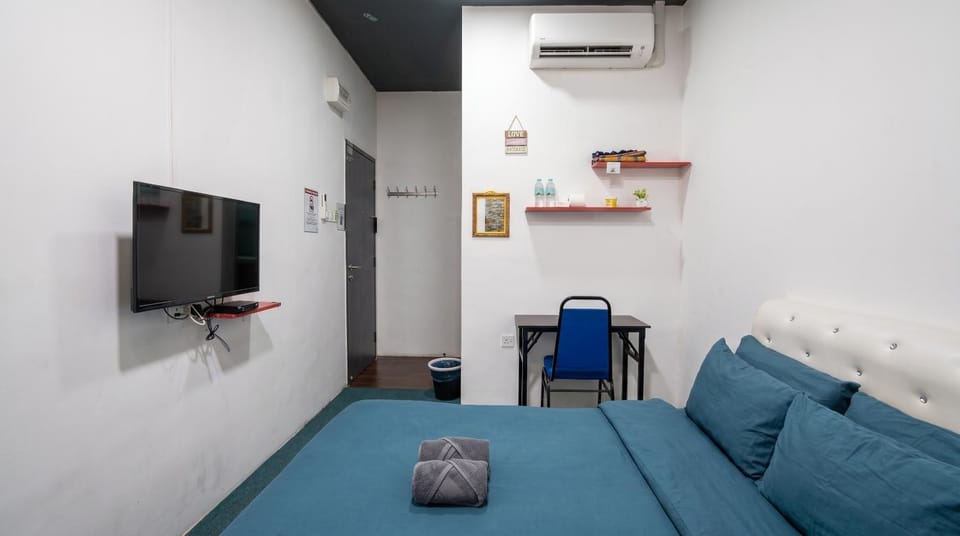 Bed, TV and multimedia, Photo of the whole room