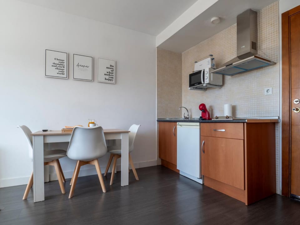 Kitchen or kitchenette, Dining area