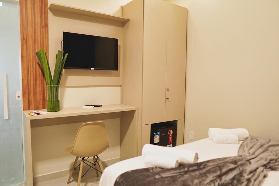 Bed, TV and multimedia, Bedroom