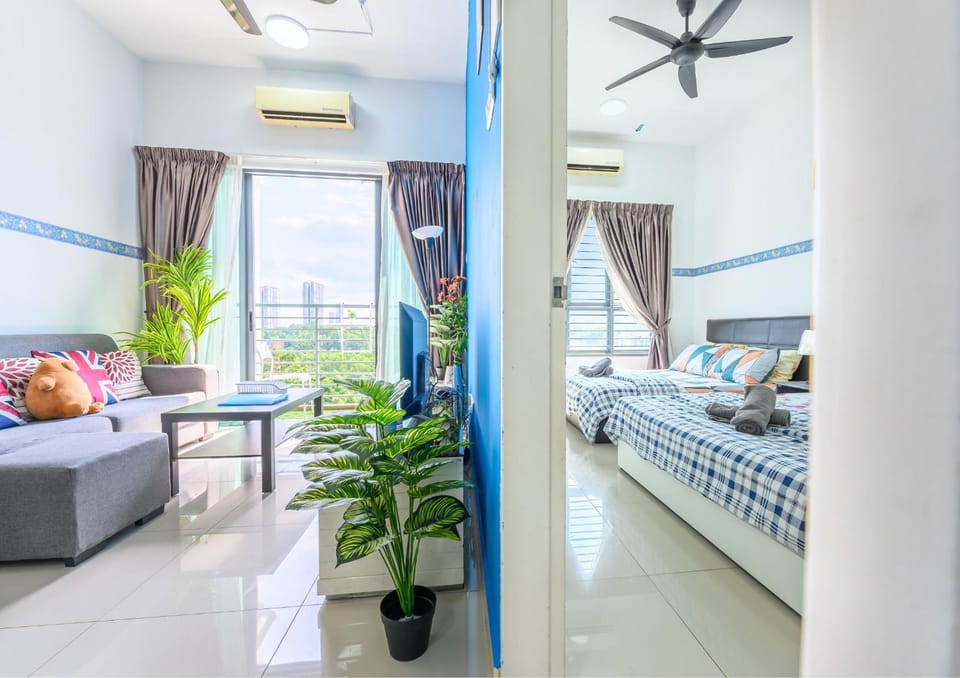 Bed, TV and multimedia, Living room, Photo of the whole room, Seating area, Bedroom, fireplace, air conditioner