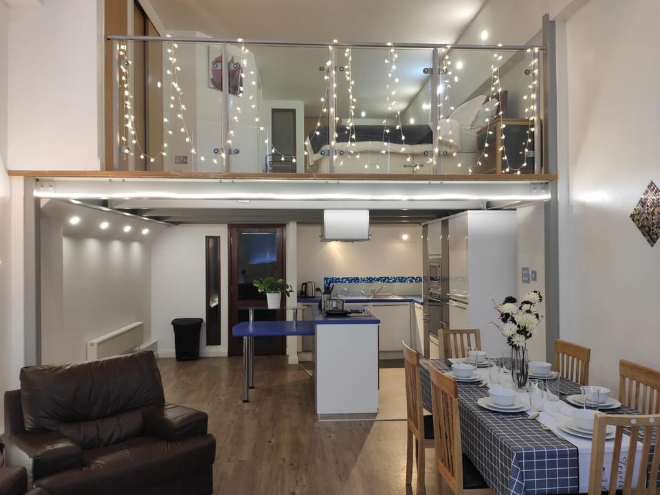 Restaurant/places to eat, Kitchen or kitchenette, Living room, Dining area