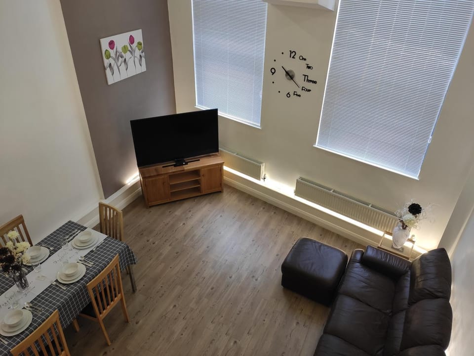 TV and multimedia, Living room, Seating area, Dining area