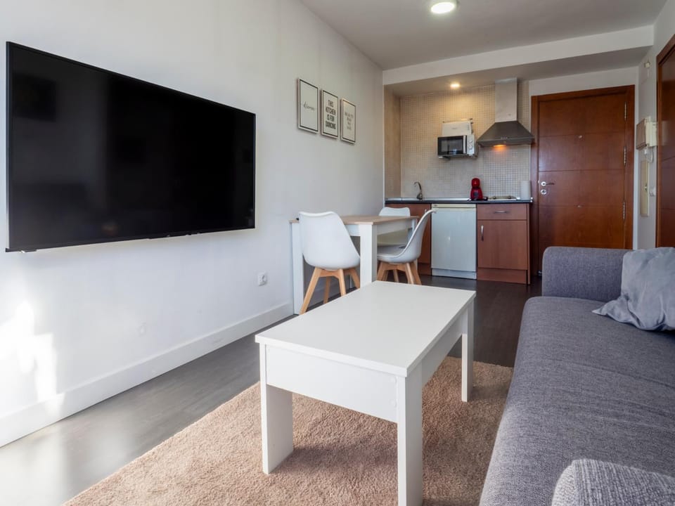 TV and multimedia, Kitchen or kitchenette, Living room, Seating area, Dining area