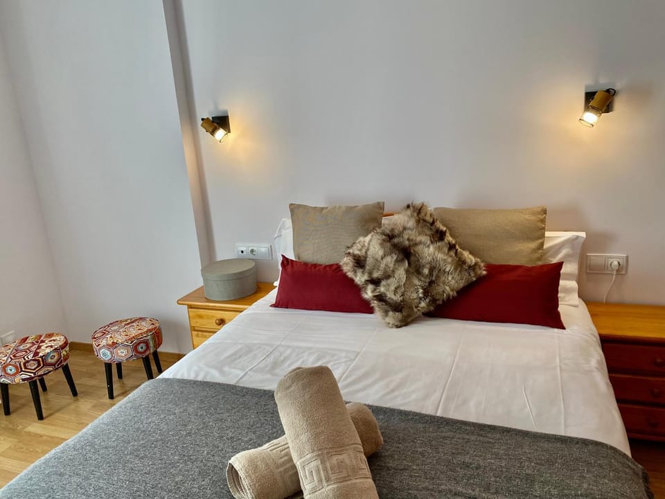 Bed, Photo of the whole room, Bedroom