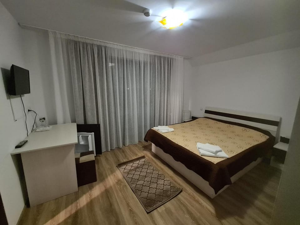 Property building, Restaurant/places to eat, Bed, Bathroom, TV and multimedia, Photo of the whole room, Bedroom, Breakfast, oven, dryer