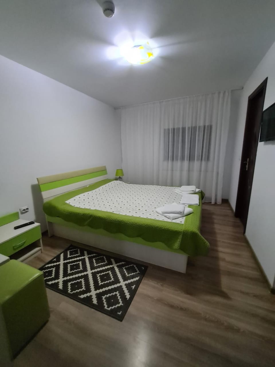 Bed, Bathroom, TV and multimedia, Photo of the whole room, Bedroom