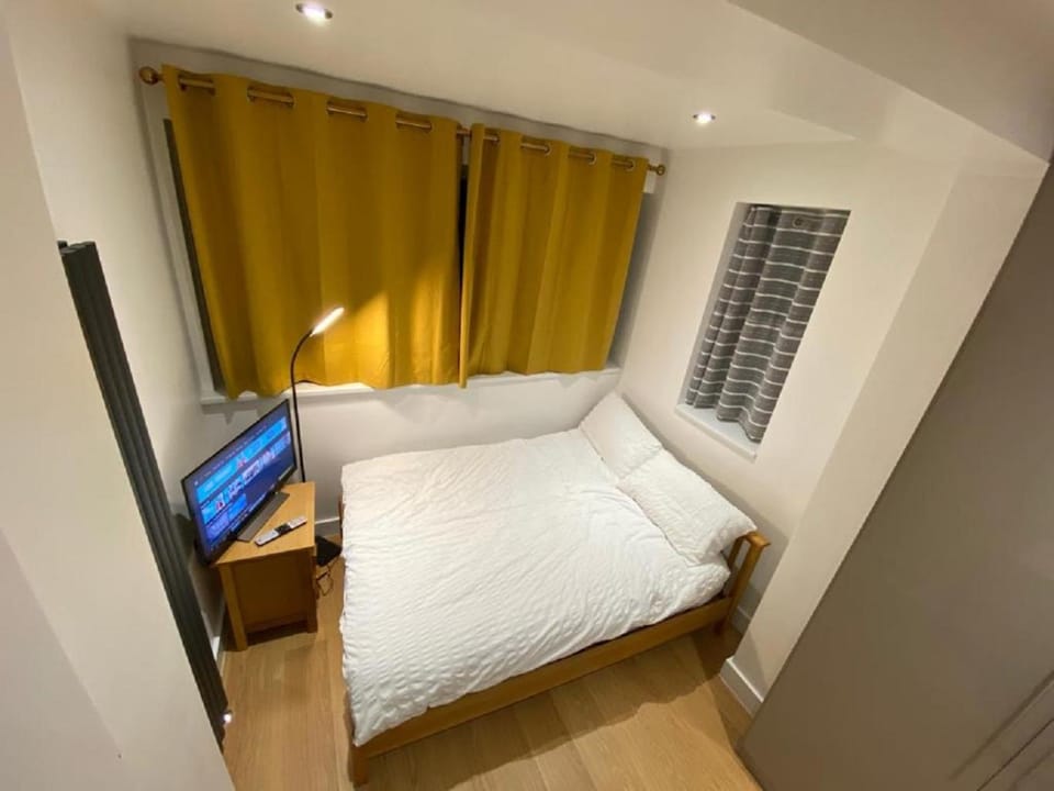 Double Bedroom with en-suite shower & free parking Vacation rental in London