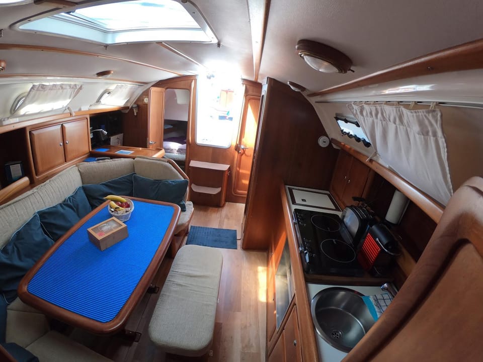 Communal lounge/ TV room, Kitchen or kitchenette, stove, toaster