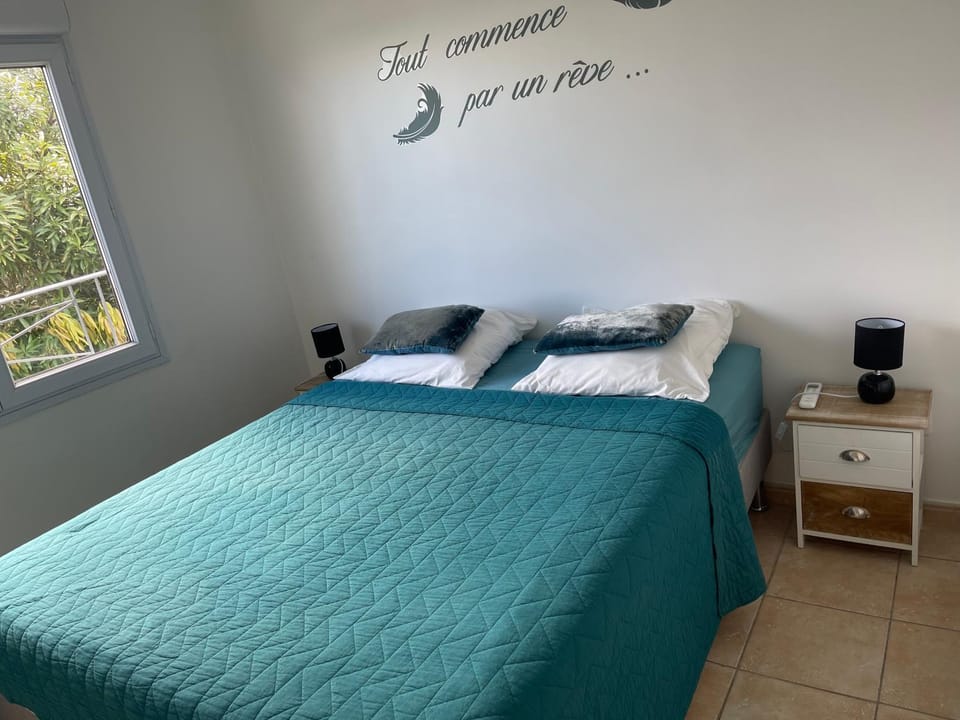 Photo of the whole room, Bedroom