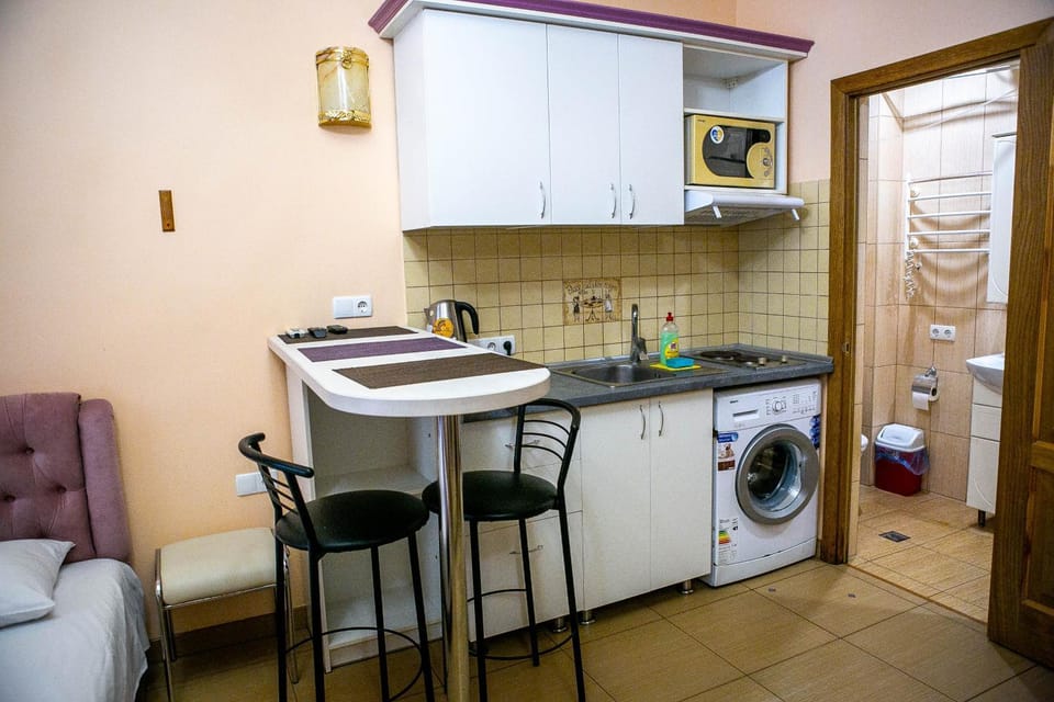Kitchen or kitchenette, Dining area, washing machine