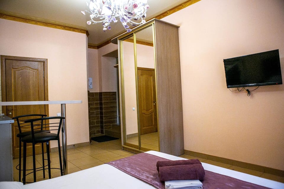 Bed, TV and multimedia, wardrobe