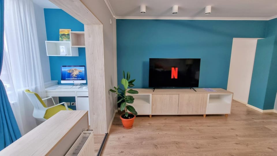 TV and multimedia, Living room, Evening entertainment