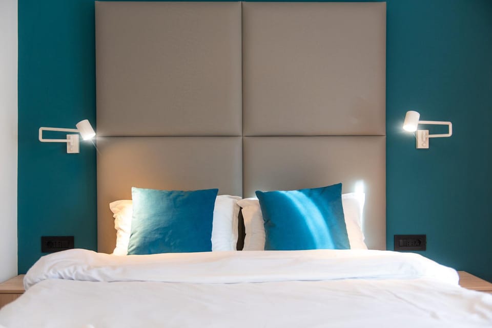 Bed, Bedroom, air conditioner