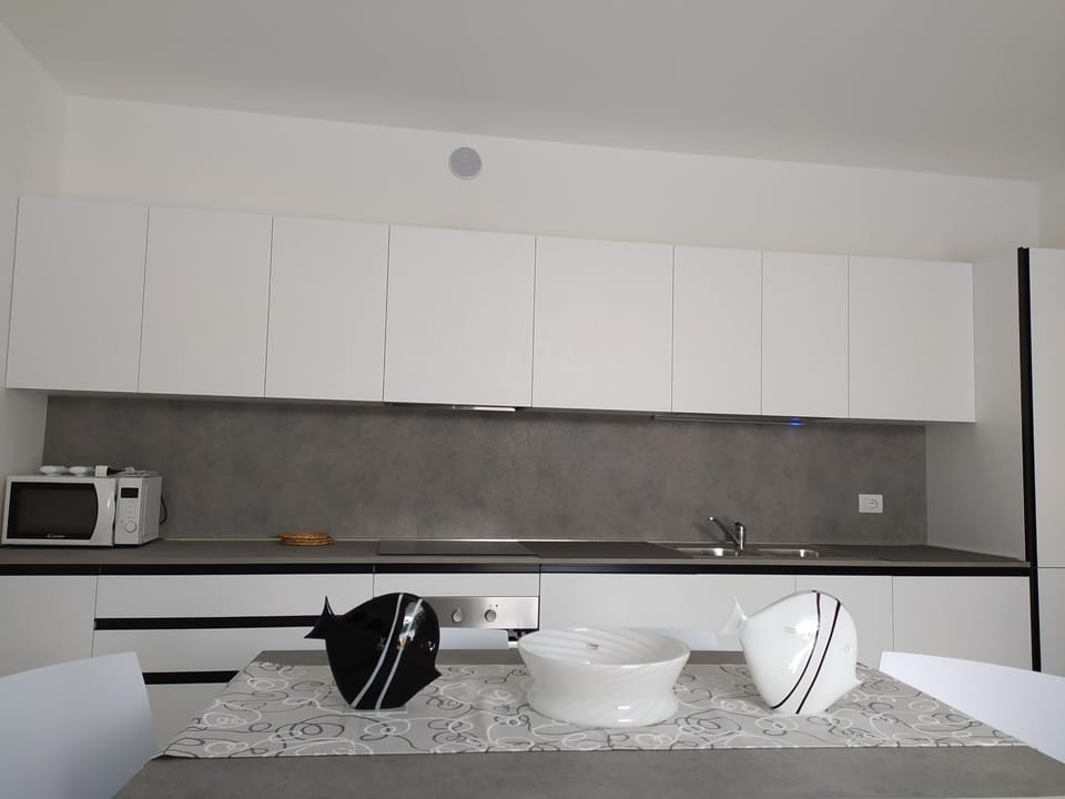Jesolo Appartamenti F2 - Black and White Apartment in Lido di Jesolo