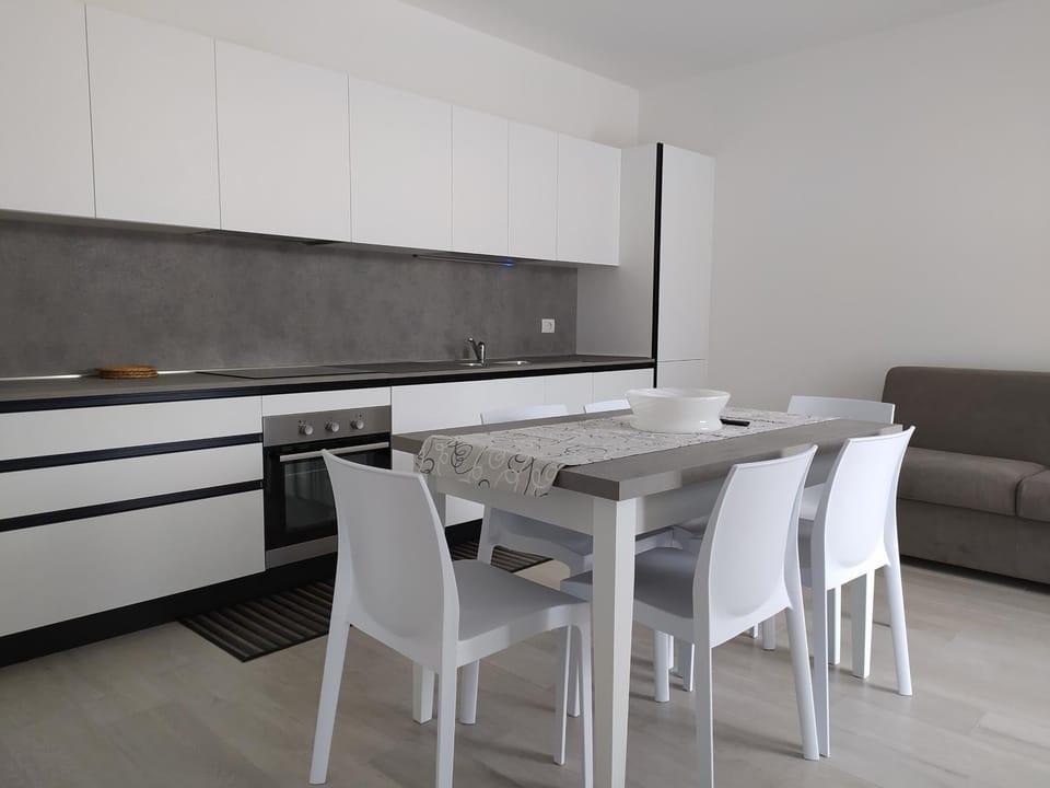 Jesolo Appartamenti F2 - Black and White Apartment in Lido di Jesolo