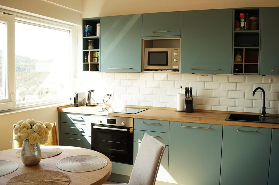 Coffee/tea facilities, Dining area, dishwasher, stove, toaster, kitchen