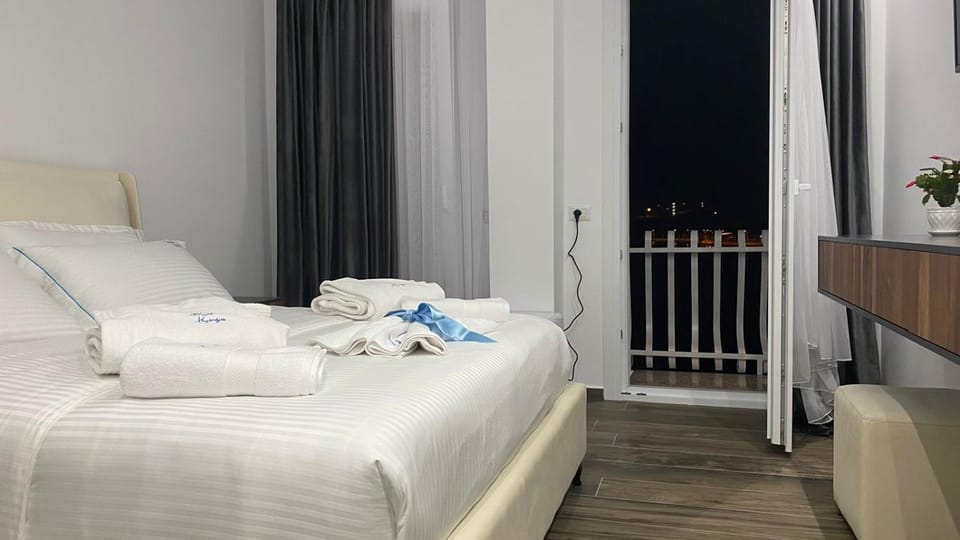 Bed, towels
