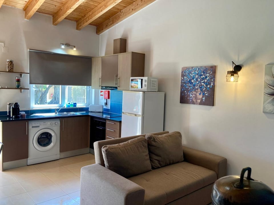 Kitchen or kitchenette, Seating area, Dining area
