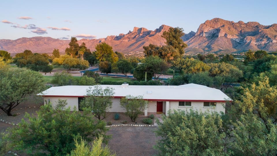 Property building, Bird's eye view, Golfcourse, View (from property/room), Mountain view