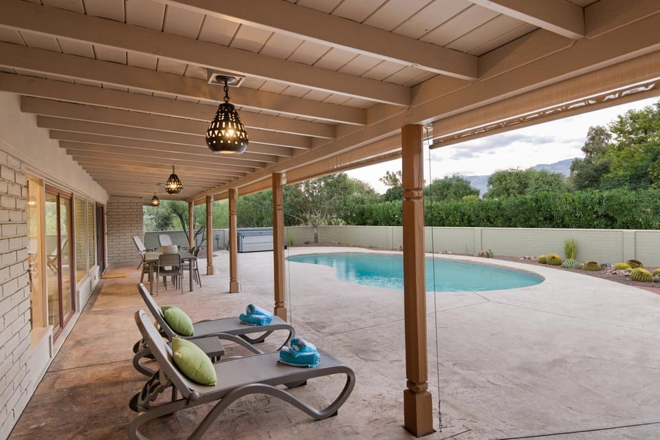 Patio, Hot Tub, Dining area, Evening entertainment, Swimming pool