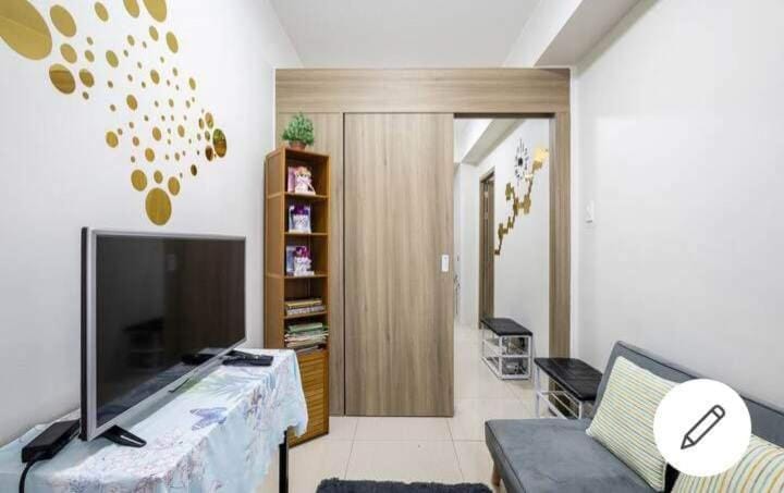 Lovely Condo 2-BR w/balcony in SM-Sucat, Paranaque Apartment in Las Pinas